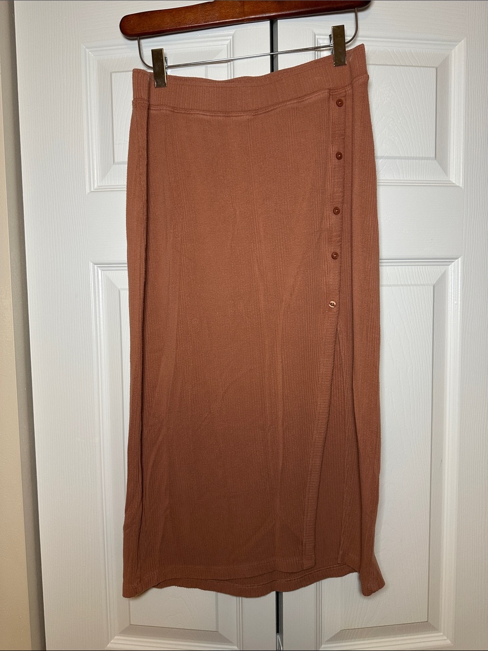 Abercrombie & Fitch Ribbed Button-Trim Midi Skirt in Rust Brown